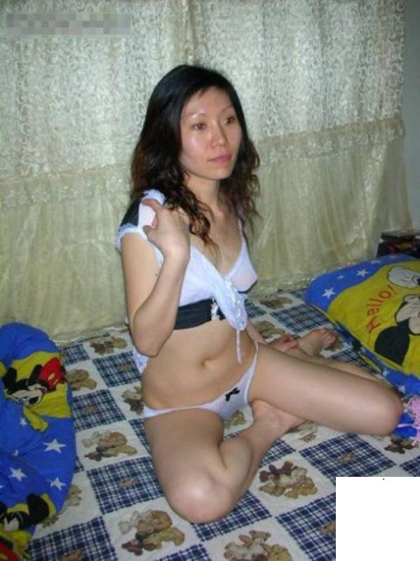 嫂子穿丁字褲睡覺 陰唇都外翻了耶 (18P)