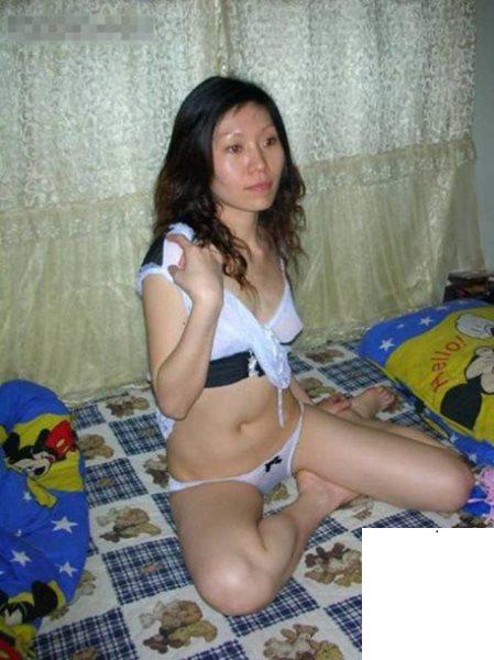 嫂子穿丁字褲睡覺 陰唇都外翻了耶 (18P)
