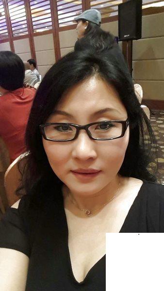 人妻自己穿上開檔絲襪等著挨操 (15P)