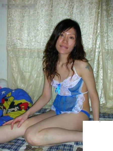 嫂子穿丁字褲睡覺 陰唇都外翻了耶 (18P)