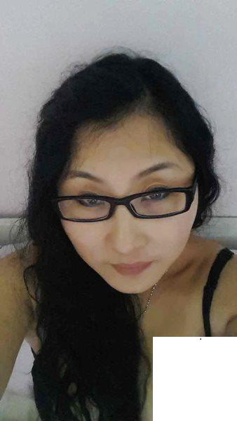 人妻自己穿上開檔絲襪等著挨操 (15P)