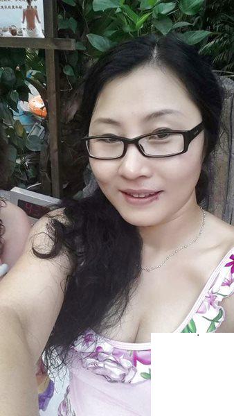 人妻自己穿上開檔絲襪等著挨操 (15P)