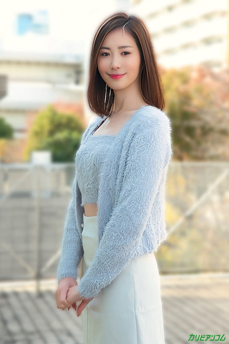 可爱的日本女子新庄唯被男友从后面猛烈抽插
