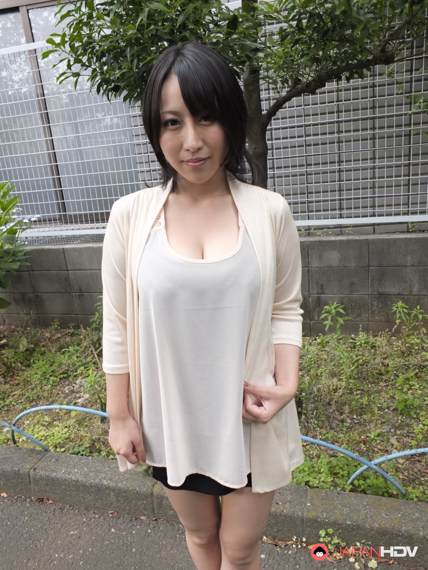 日本巨乳女星星崎由奈（Yuna Hoshizaki）向公众展示她的巨乳