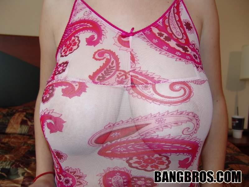 业余黑发少女 Ana 露出巨大的天然乳房，为坚硬的肉棒吹气