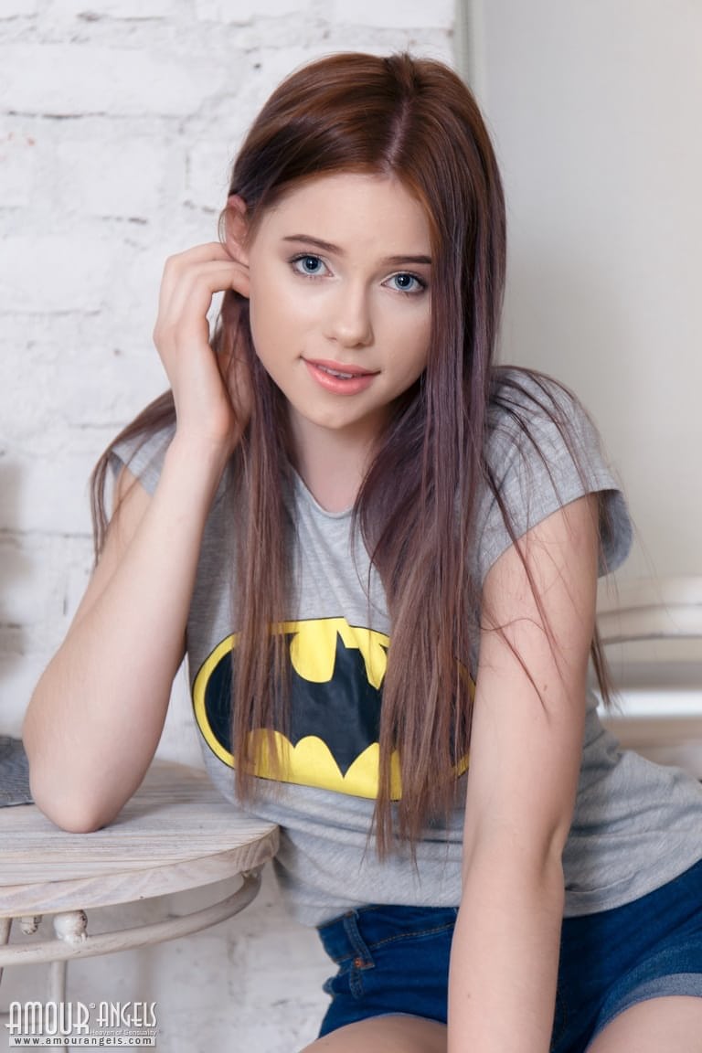清纯少女玛格丽塔穿着帆布运动鞋首次裸体亮相