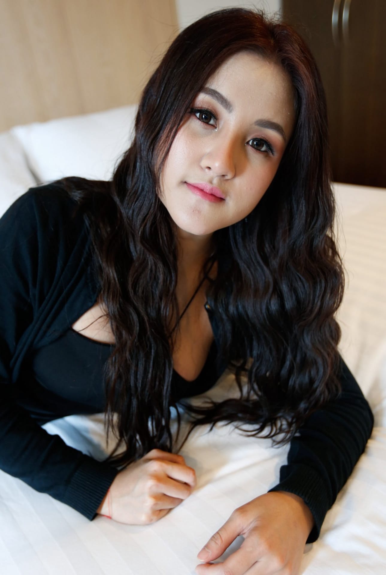 美丽的亚洲女孩 Zin 在为 POV 性爱脱衣时展示她的大奶子