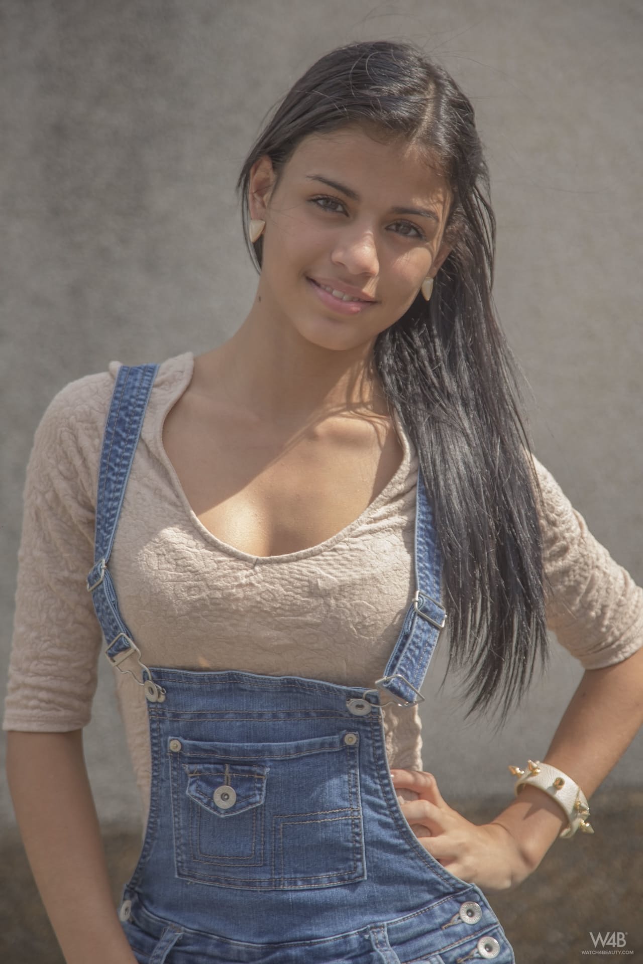 拉丁甜美少女 Denisse Gomez 穿着牛仔裤展示迷人身材