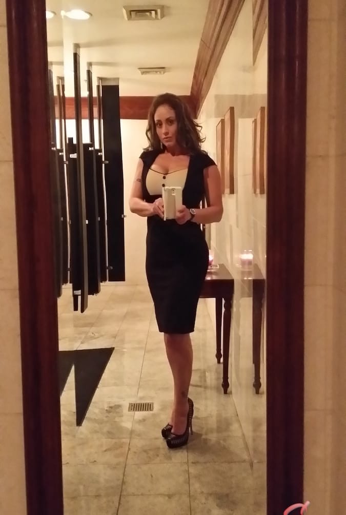 MILF色情明星伊娃-诺蒂在家中闲逛时拍摄的裸体自拍照