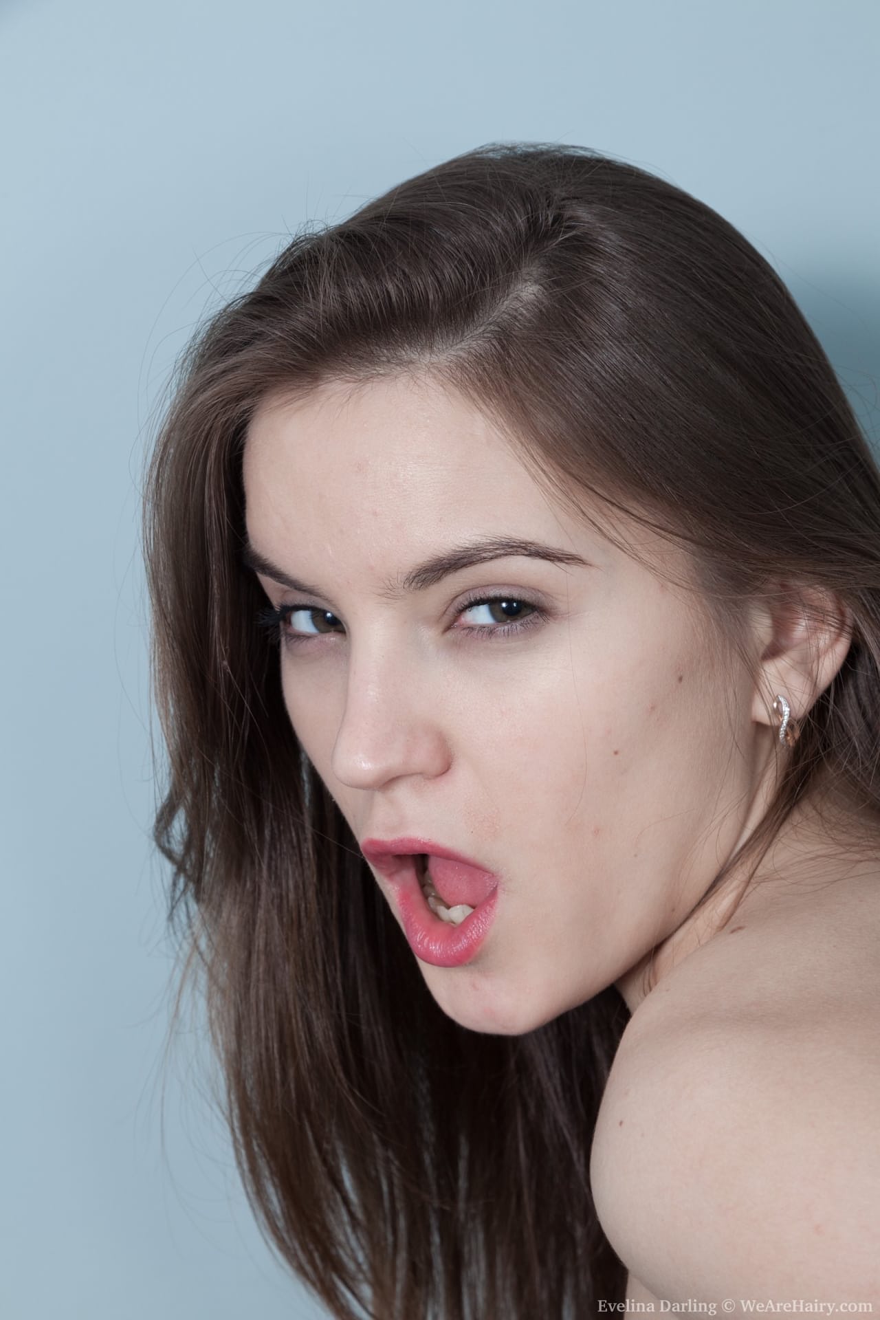 多毛的俄罗斯少女 Evelina Darling 用玻璃假阳具操她的浓密阴户