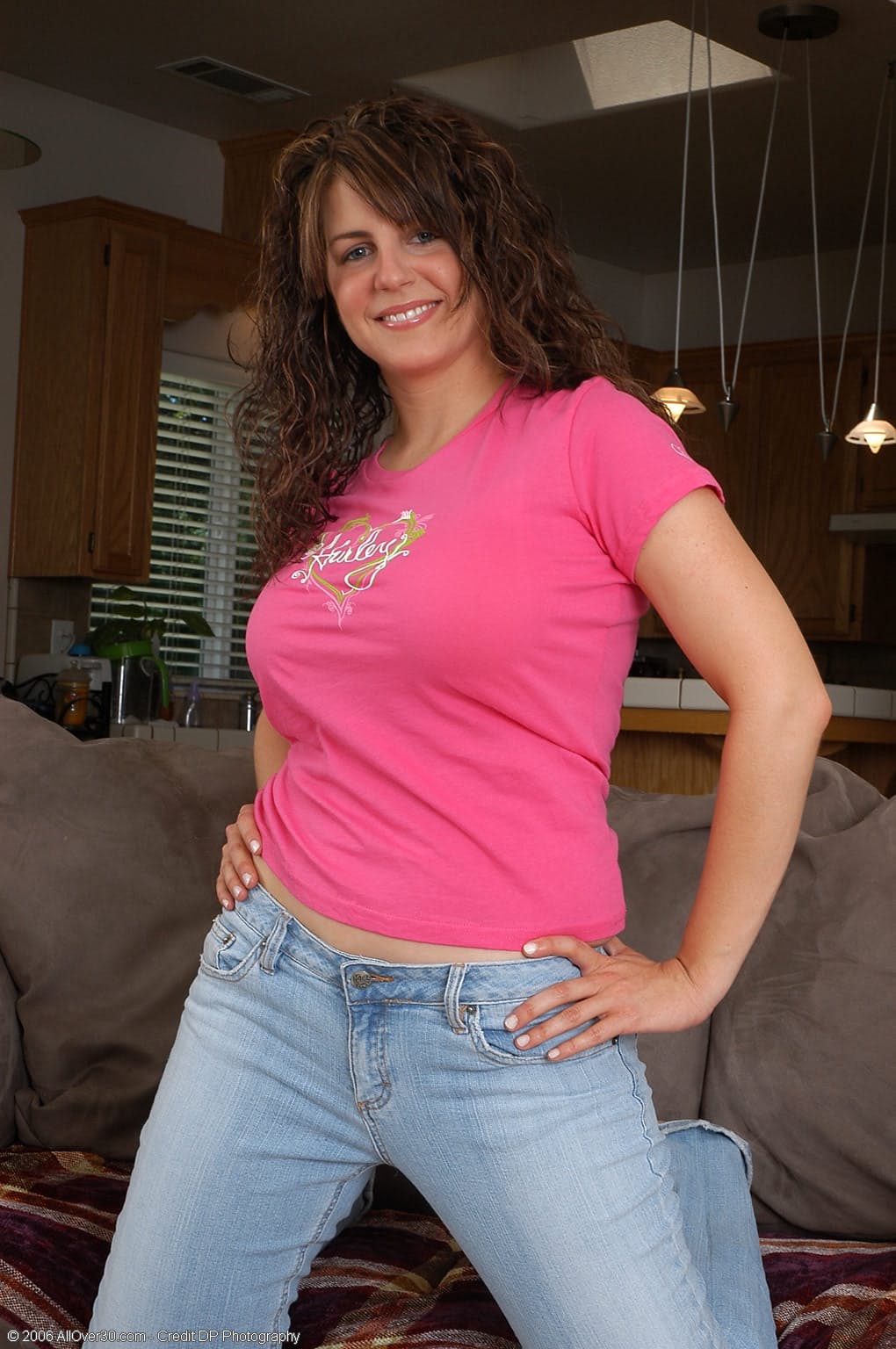 笑眯眯的 MILF Tori 用她完美自然的大奶子和美味的阴部进行挑逗
