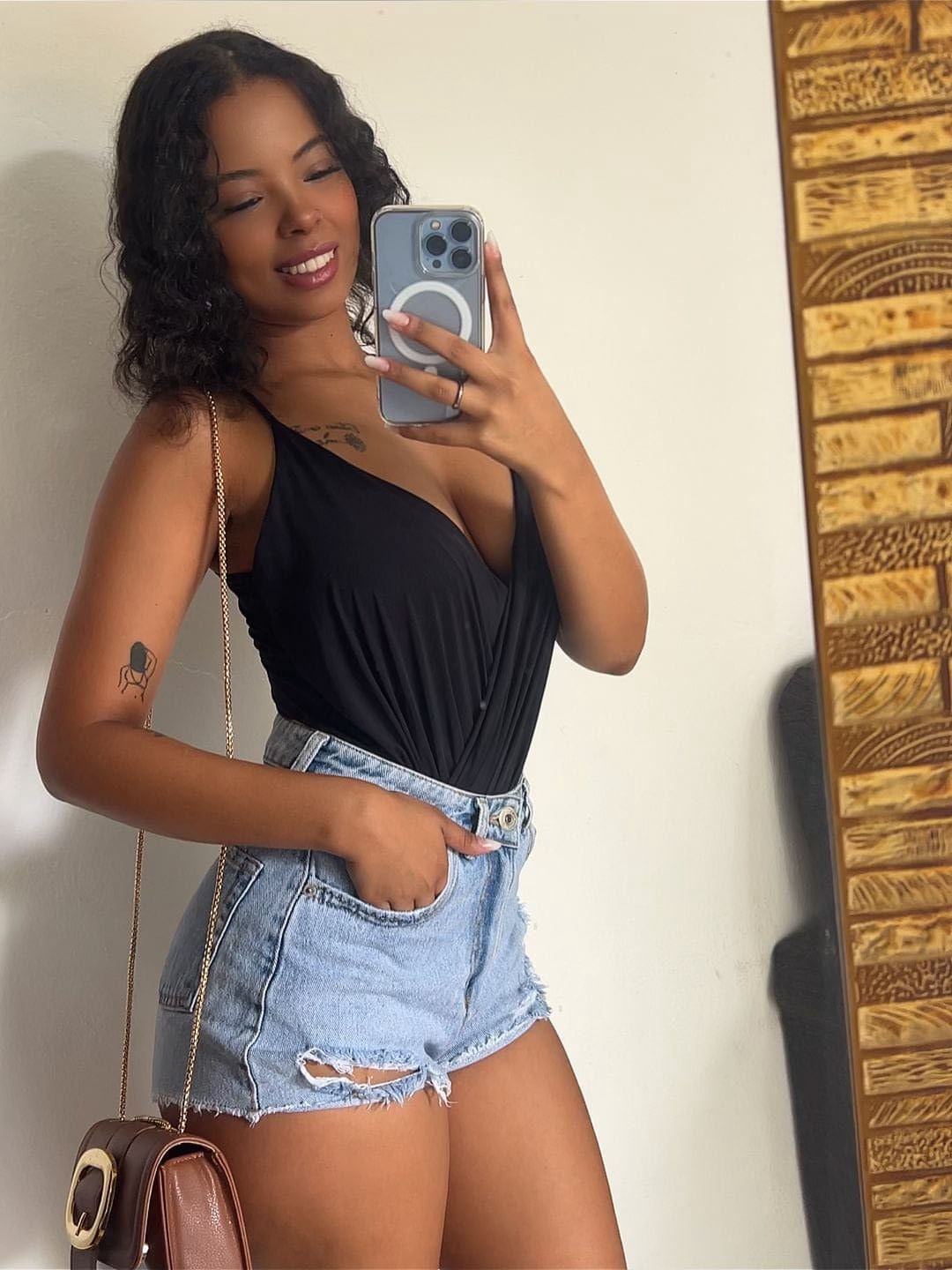 OnlyFans辣妹拉丁裔玛丽安娜（Marianaa）在一段合集视频中展示了她的深V领口和丰臀