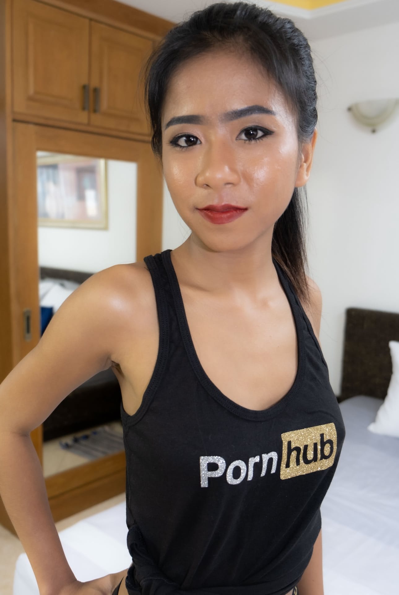 泰国美女Som在她的色情片中摆姿势&展示她的大胸脯和屁股
