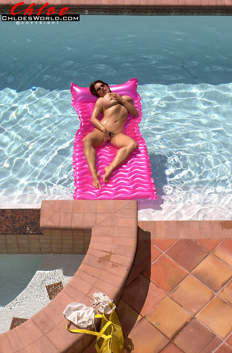 Solo girl Chloe Vevrier takes off her bikini to go naked in a hot tub