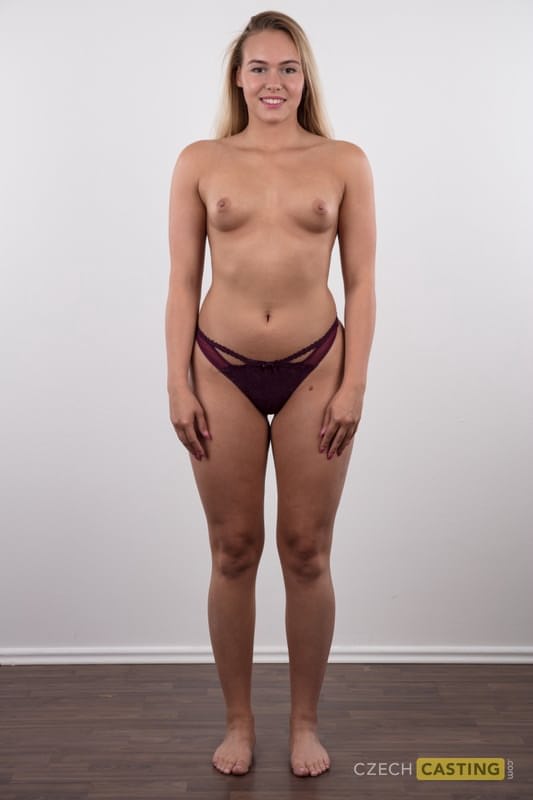 脱掉衣服后，18 岁的 Silvie 光着屁股站在那里。