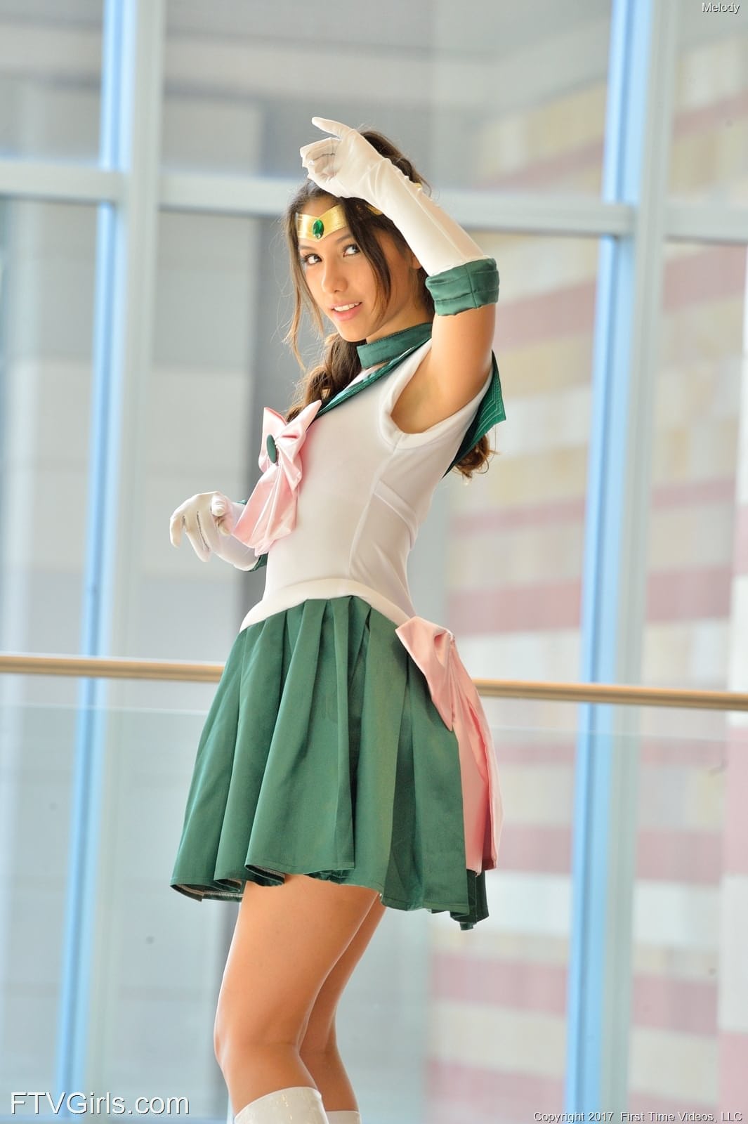 黑发美女 Melody 当众展示剃光的阴道和屁眼玩具