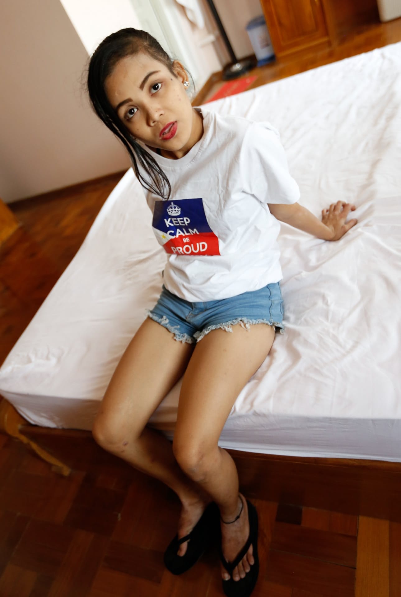 可爱的亚洲宝贝 Joy D 近距离展示她修剪整齐的阴部，并接受 POV 抽插