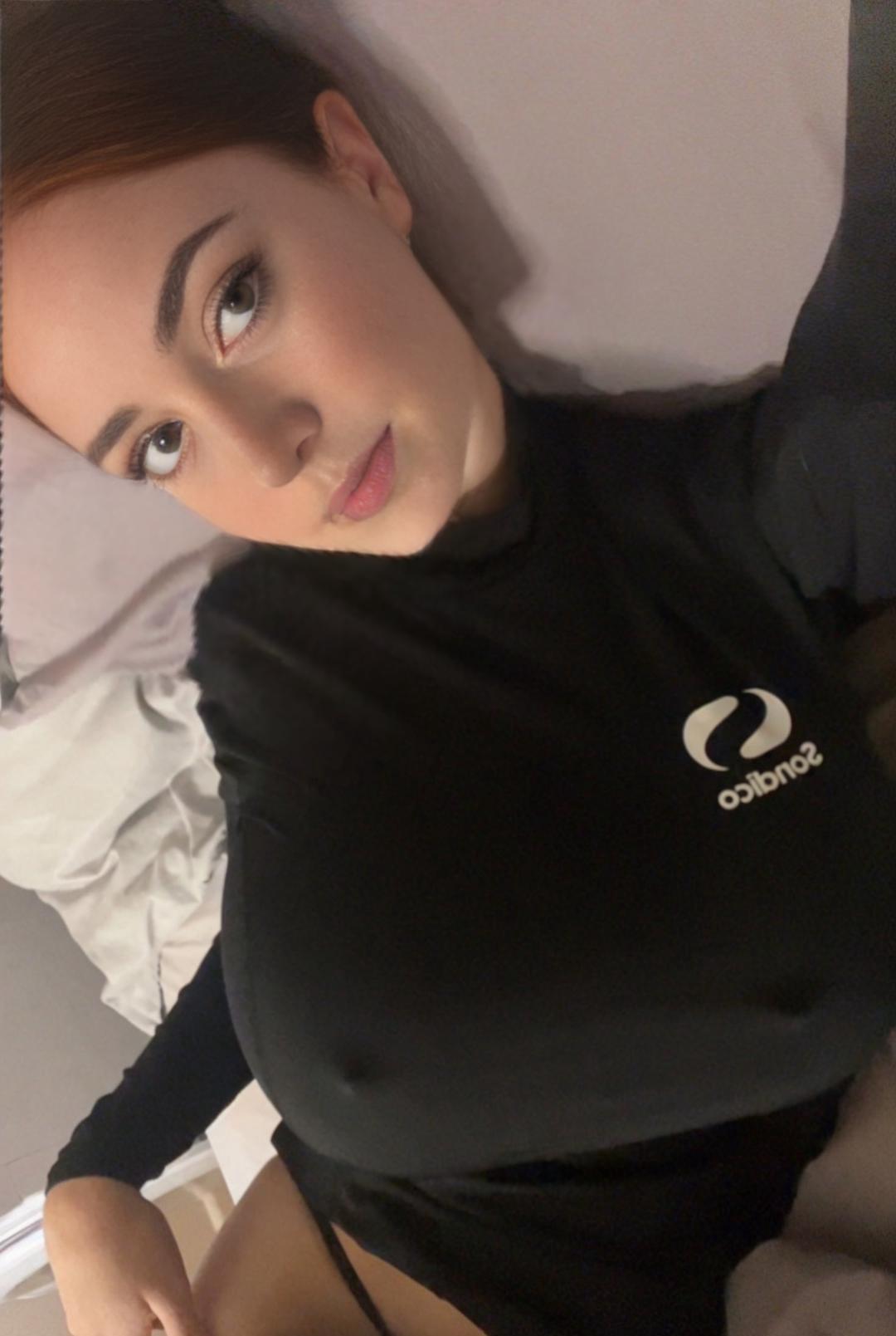 可爱的蓝眼睛巨乳少女布鲁克-米尔斯（Brooke Mills）穿着紧身衬衫摆出各种姿势