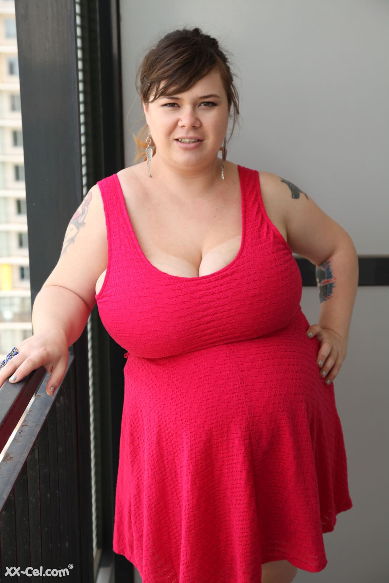 黑发小胖罗克珊-米勒（Roxanne Miller）在独唱中展示她的肥肚和巨乳