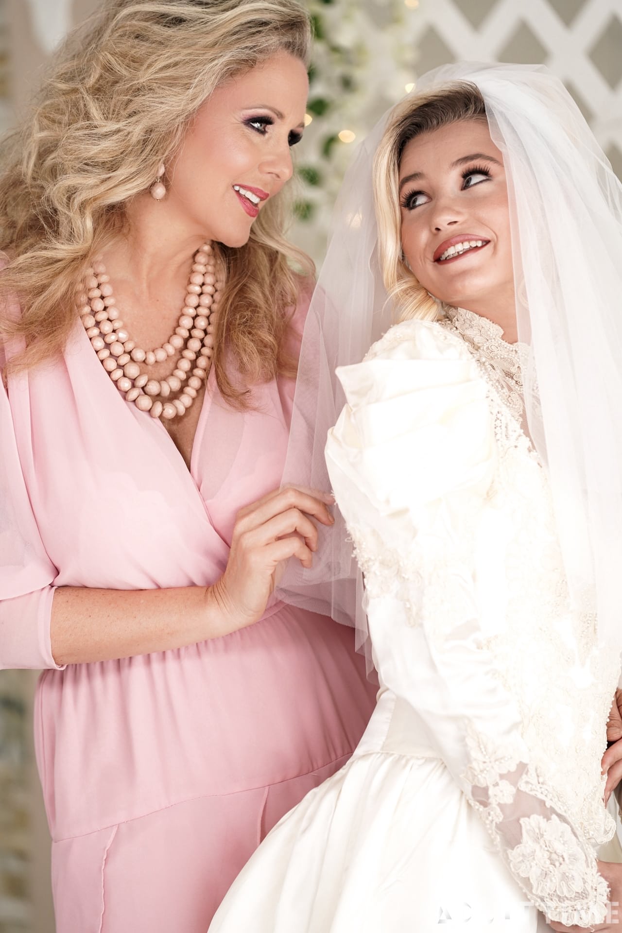 Carolina Sweets 在与 Julia Ann 举行女同性恋婚礼前被贴上了吊袜带。