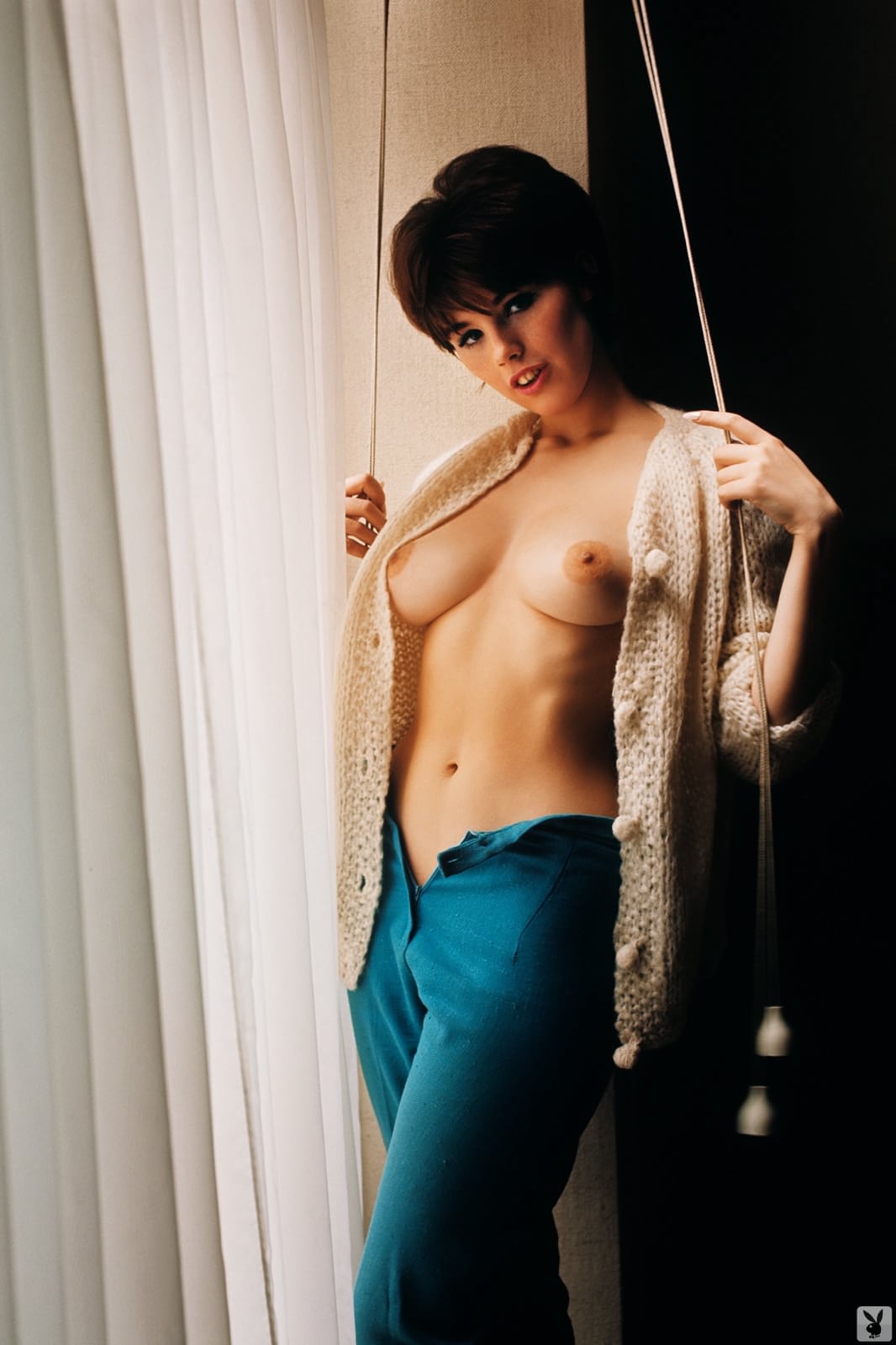 复古短发模特黛安-钱德勒（Dianne Chandler）为《花花公子》杂志拍摄无上装造型