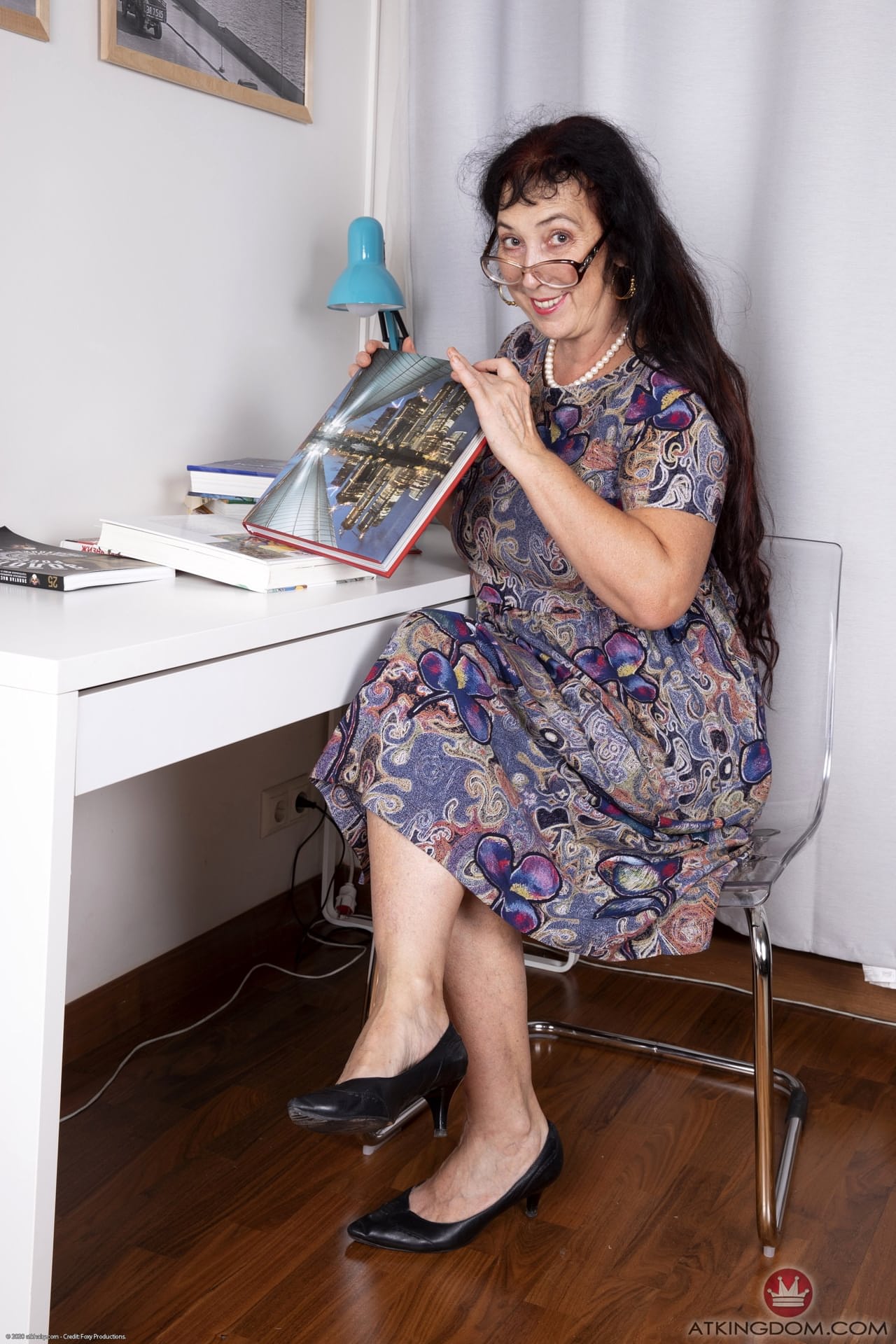 成熟教师 Esmeralda 露出下垂的大奶子和多毛的 MILF 阴部