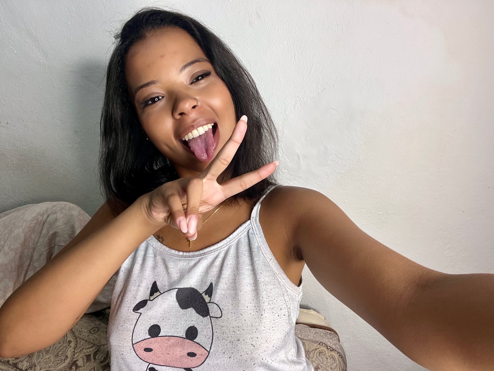 OnlyFans辣妹拉丁裔玛丽安娜（Marianaa）在一段合集视频中展示了她的深V领口和丰臀