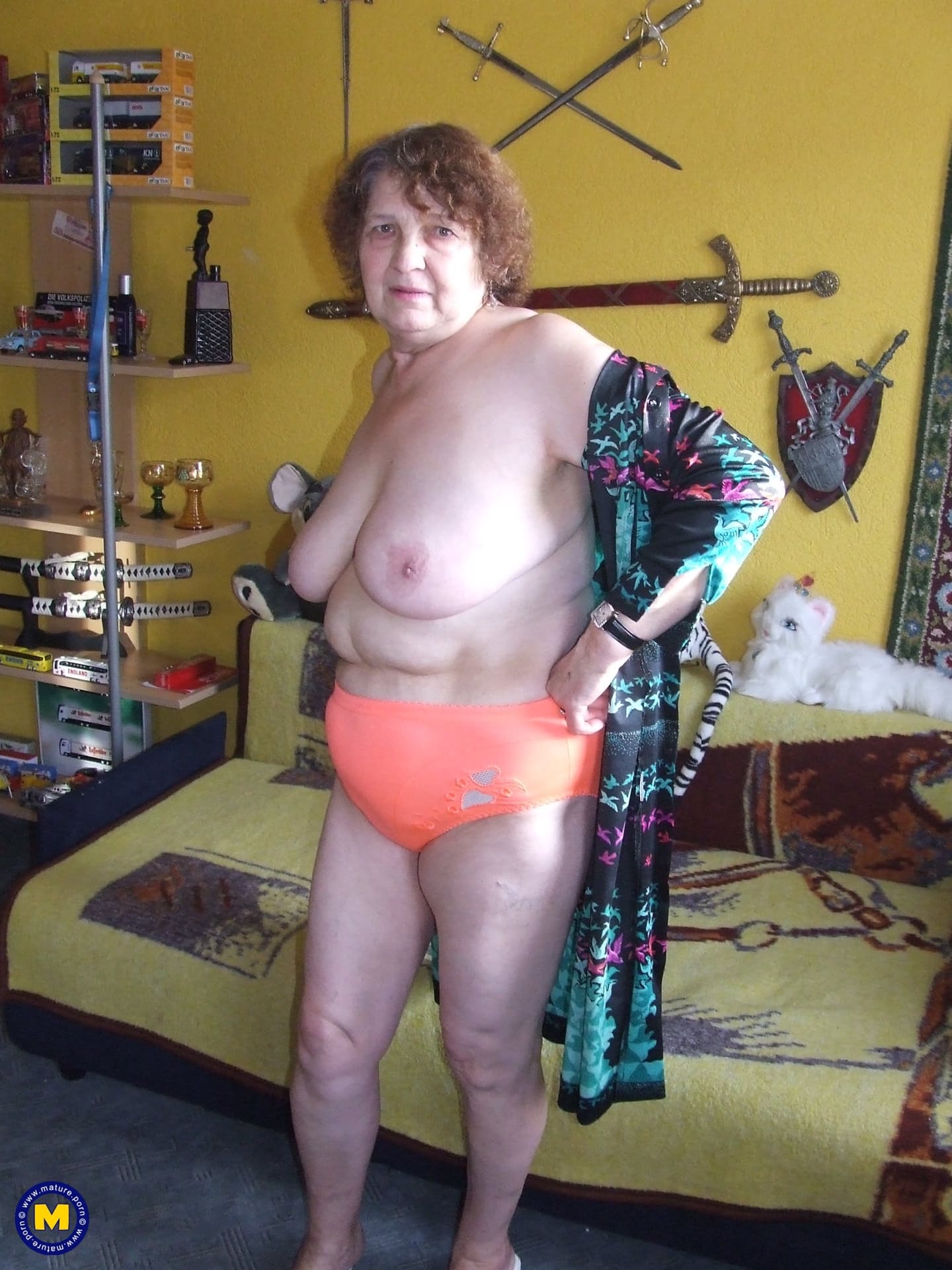顽皮的奶奶Marlies炫耀她的胖乎乎的裸体的每一寸