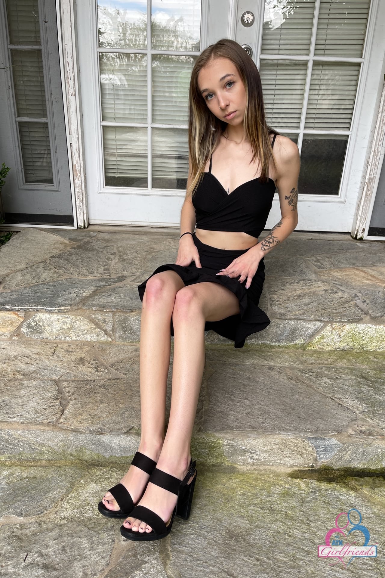 苗条的业余女友微风吹拂的布里炫耀她的奶头和性感的阴部