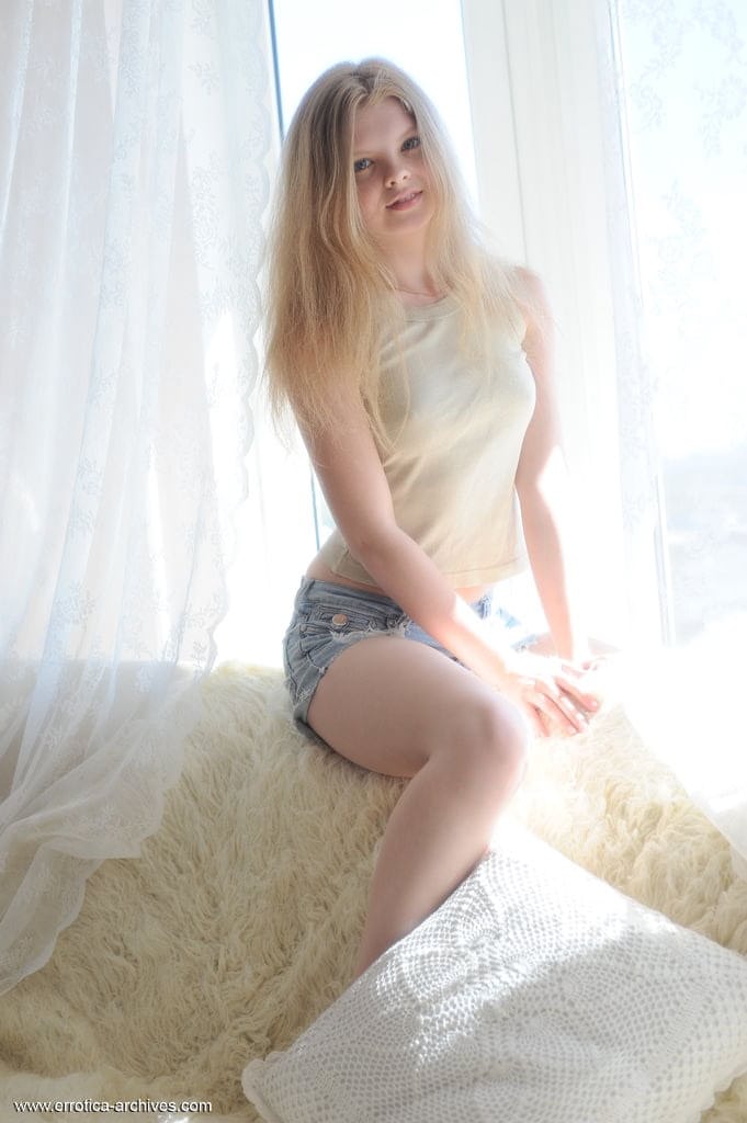 皮肤白皙的少女 Kisa 脱下牛仔短裤，摆出全裸独舞姿势