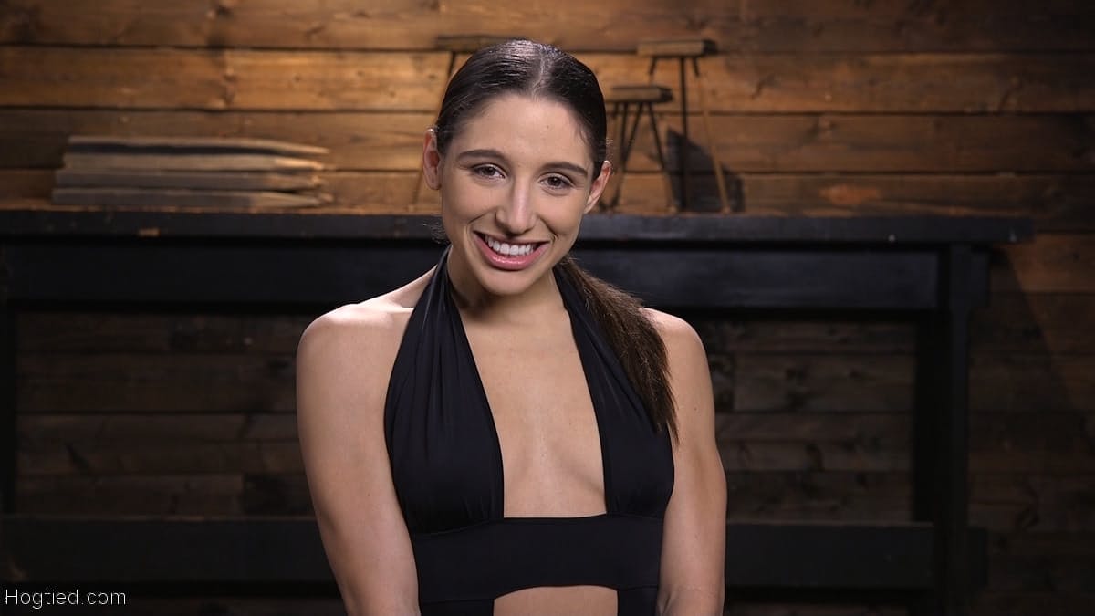 黑发美女阿贝拉-丹吉尔（Abella Danger）在束缚中被按摩棒惩罚