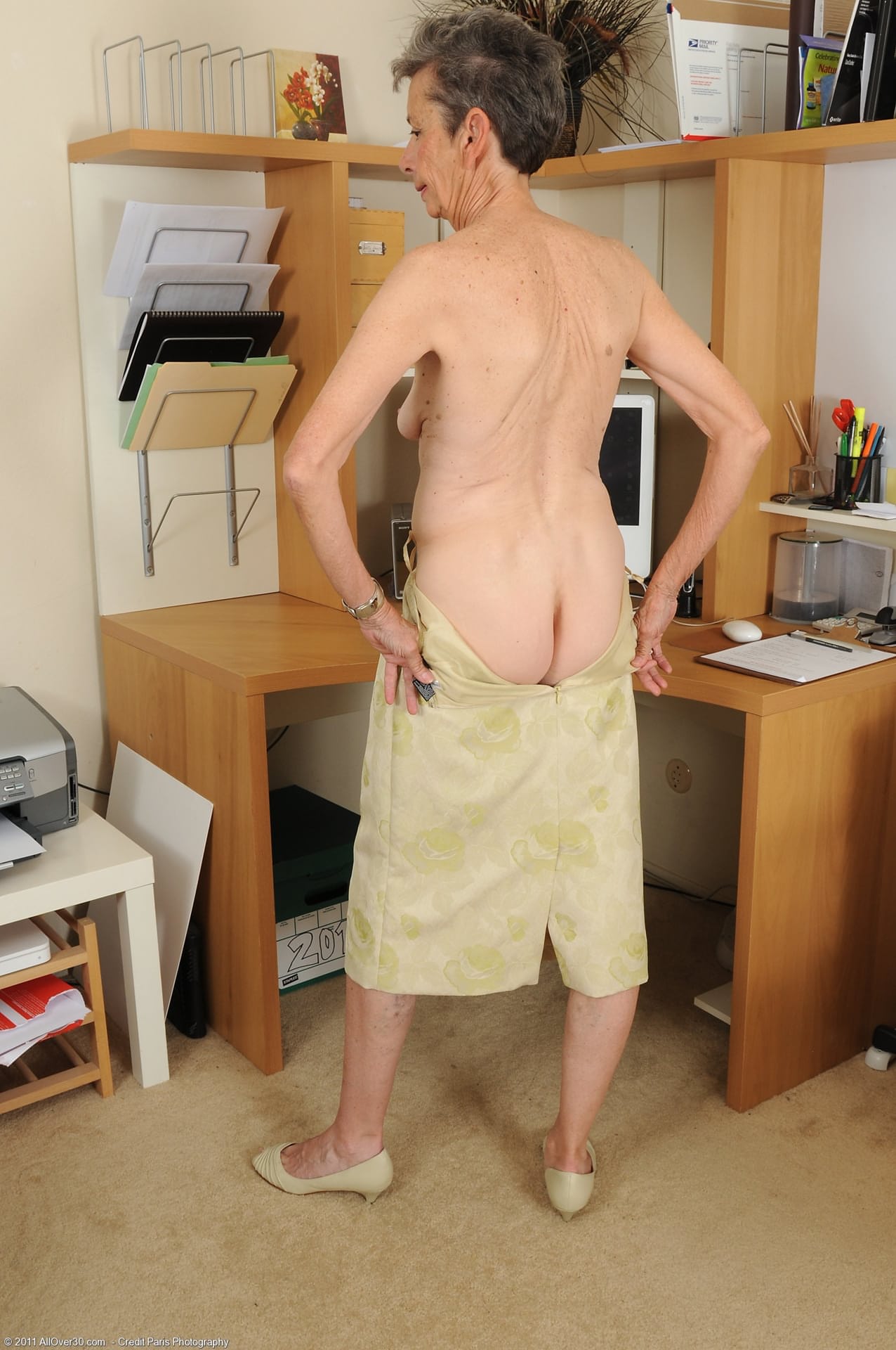 外婆秘书卡西脱光衣服，全裸展示她脆弱的身体