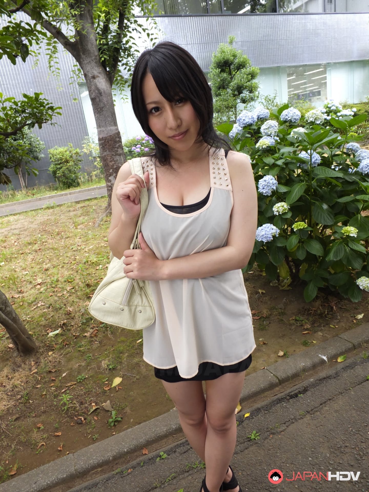 日本巨乳女星星崎由奈（Yuna Hoshizaki）向公众展示她的巨乳