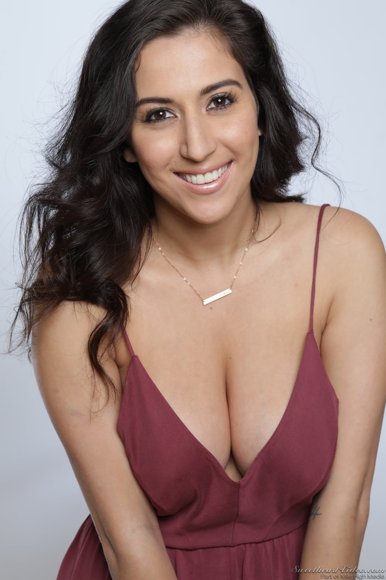 狐媚的 April O'neil 展示她神奇的巨乳和毛茸茸的大屁股