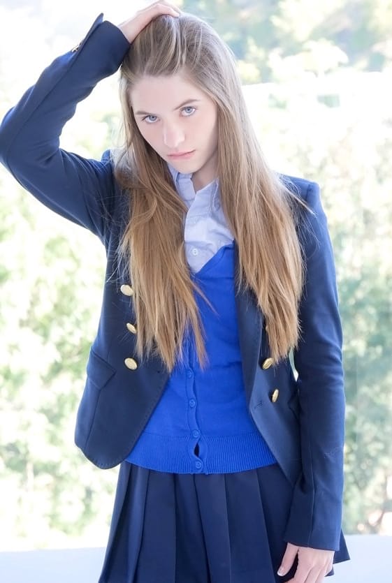 长发少女爱丽丝-马奇脱掉制服和内裤