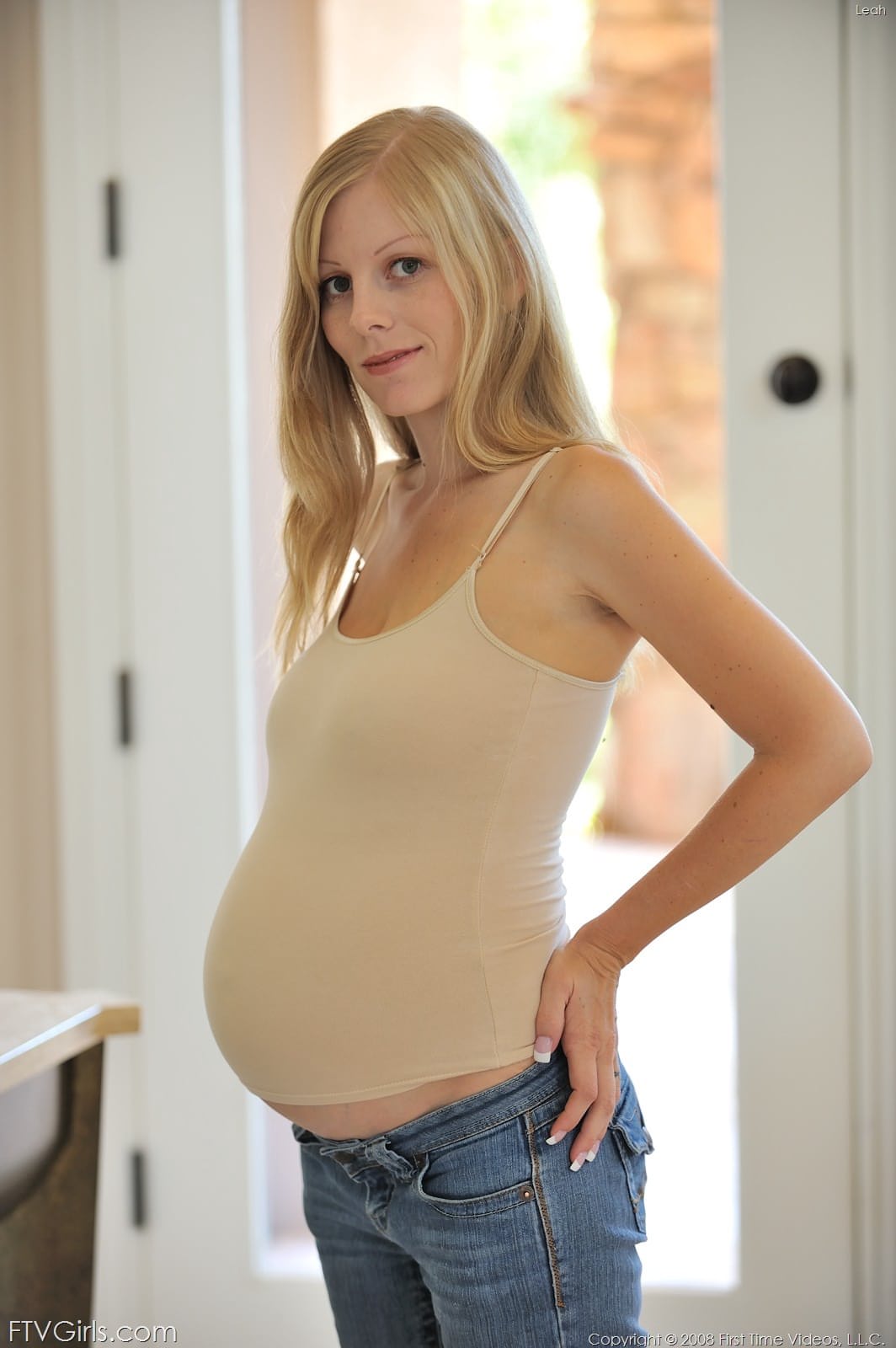怀孕的金发少女莉娅露出下垂的胸部，并为她的大乳头喂奶