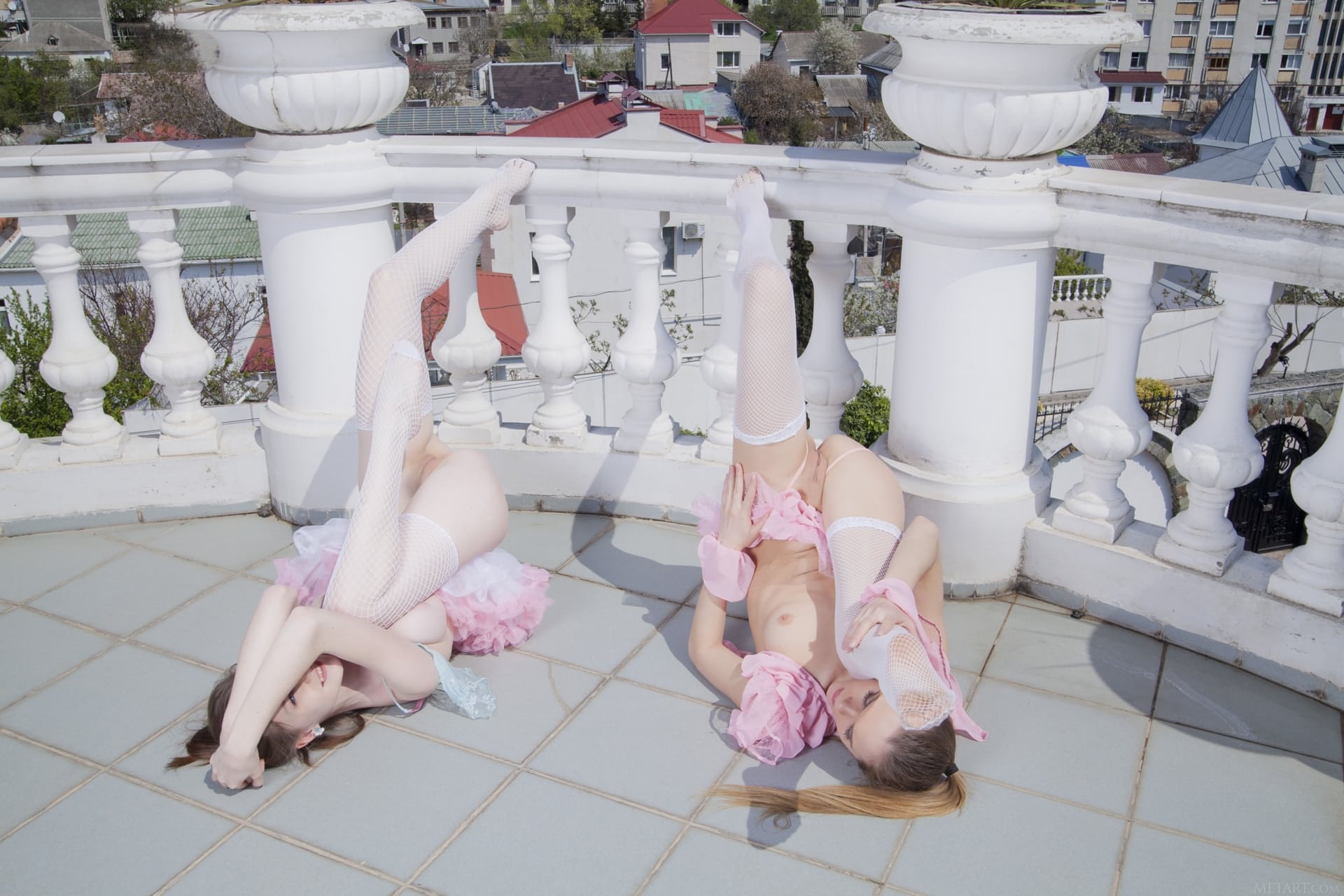 甜美苗条的少女艾米莉-布鲁姆（Emily Bloom）和凯蒂-A（Katie A）在露台上展示她们的胸部和臀部