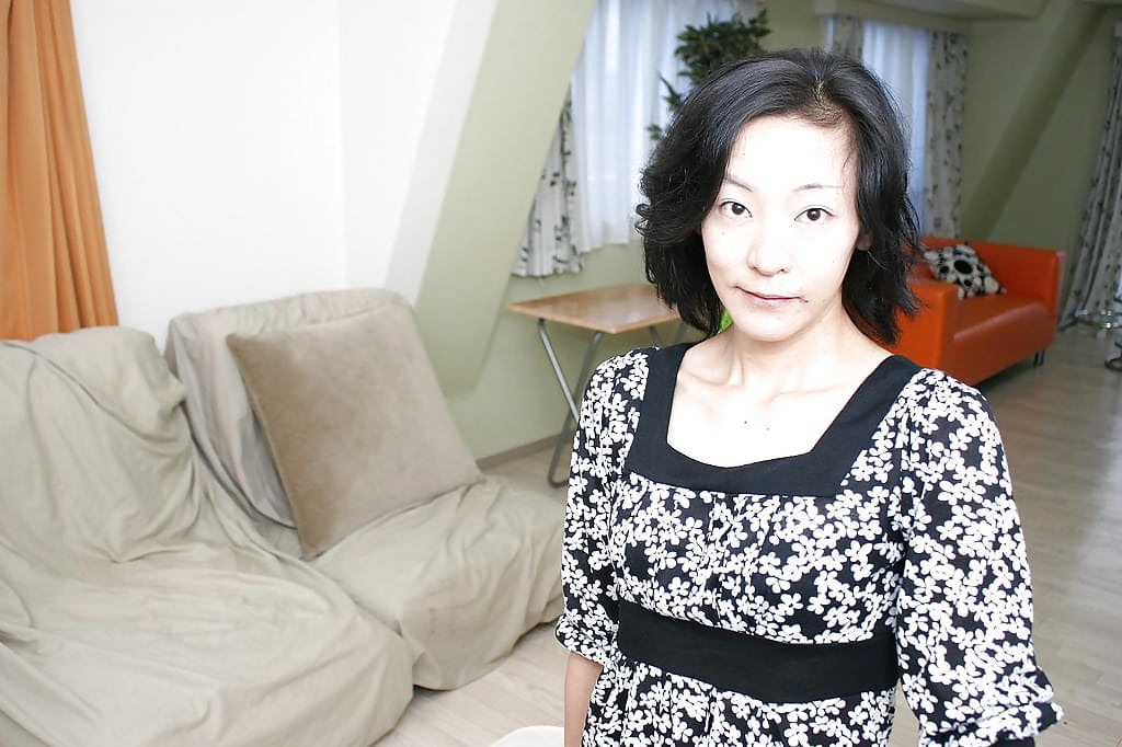 顽皮的亚洲 MILF 佐久间绫脱衣露穴