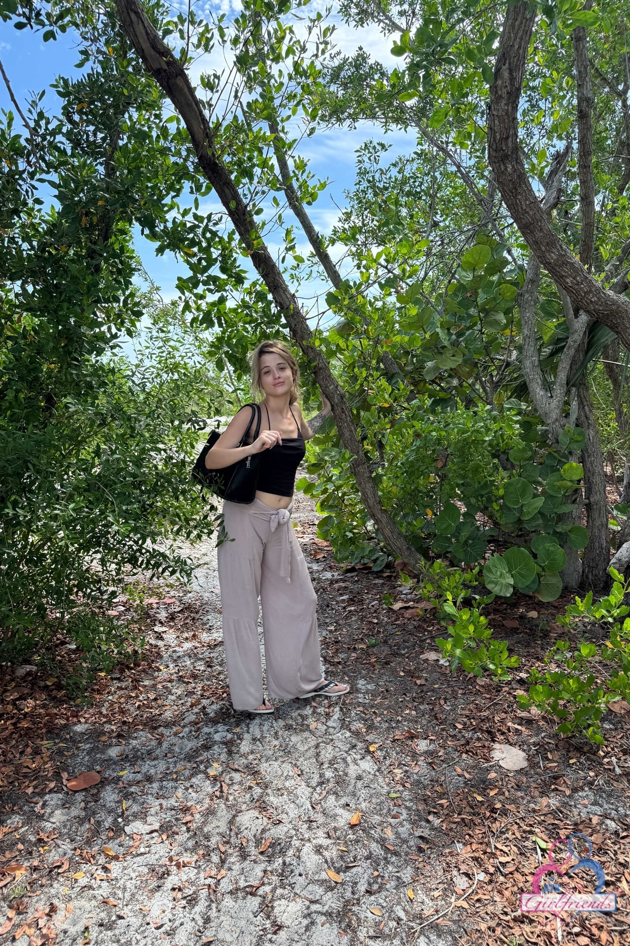 Amateur chick shows the soles of her feet during a solo adventure