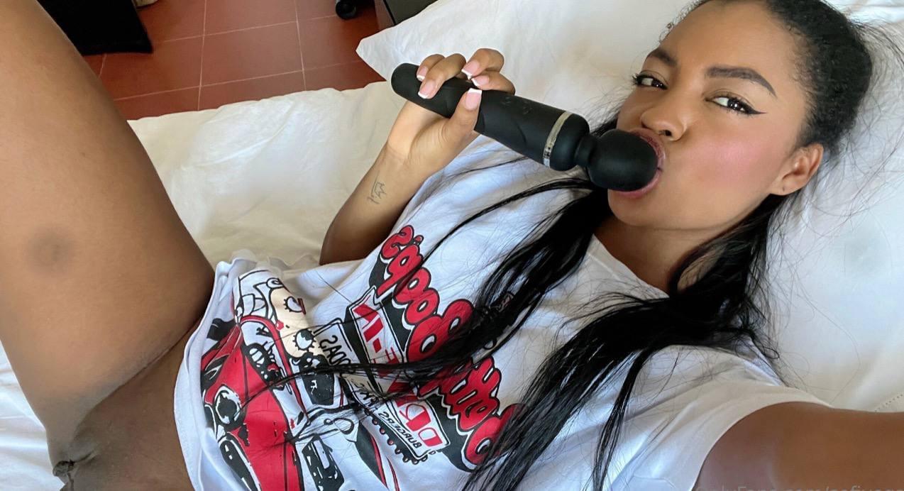 性感业余选手 Sofi Vega 暴露肥臀，玩弄多汁的阴部