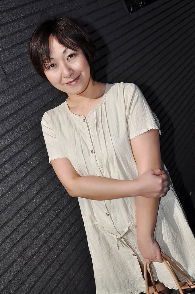 胖胖的亚洲MILF岛谷雅惠脱衣服玩自己
