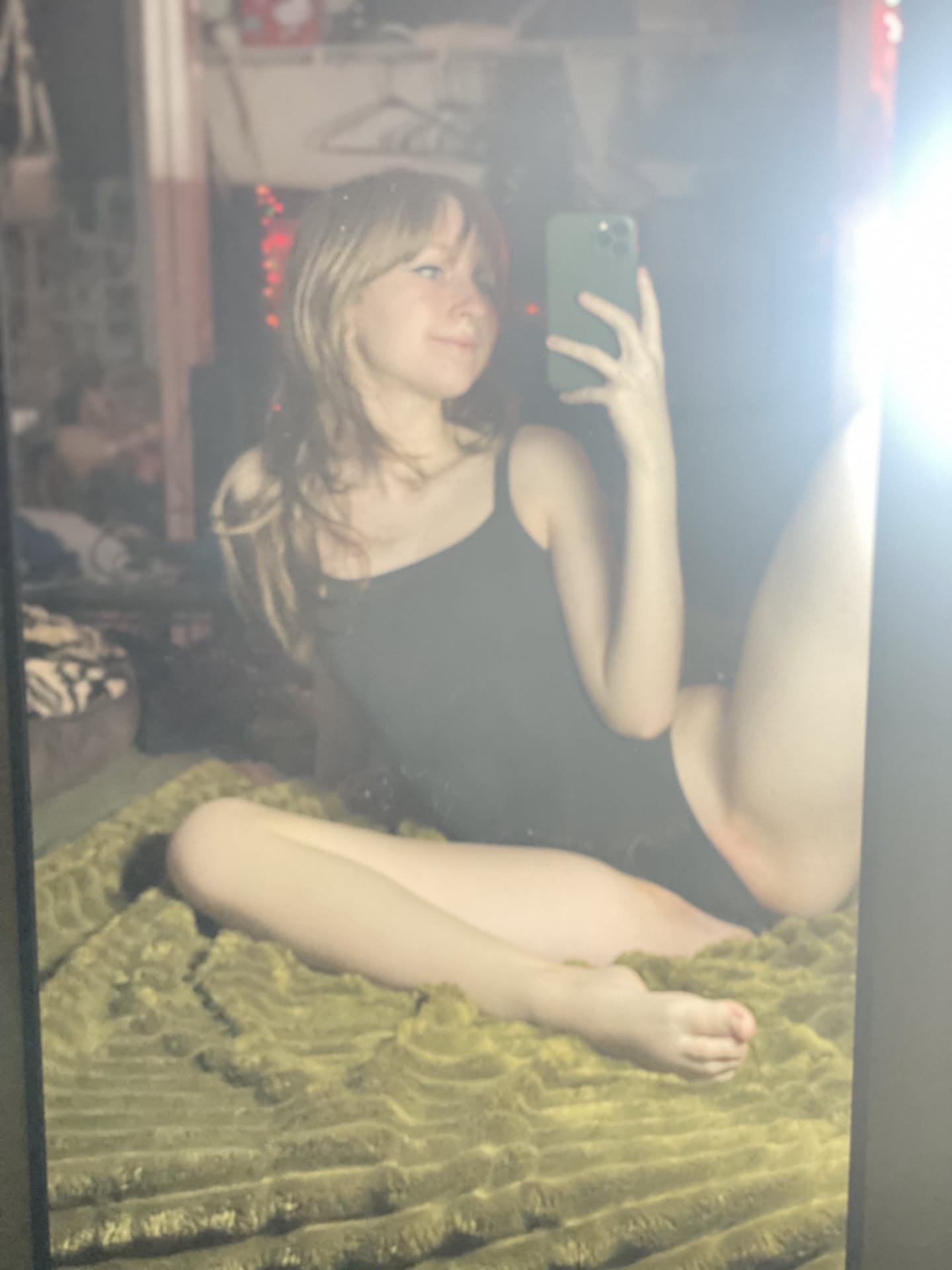 OnlyFans Teenzy Bella 的裸体图片