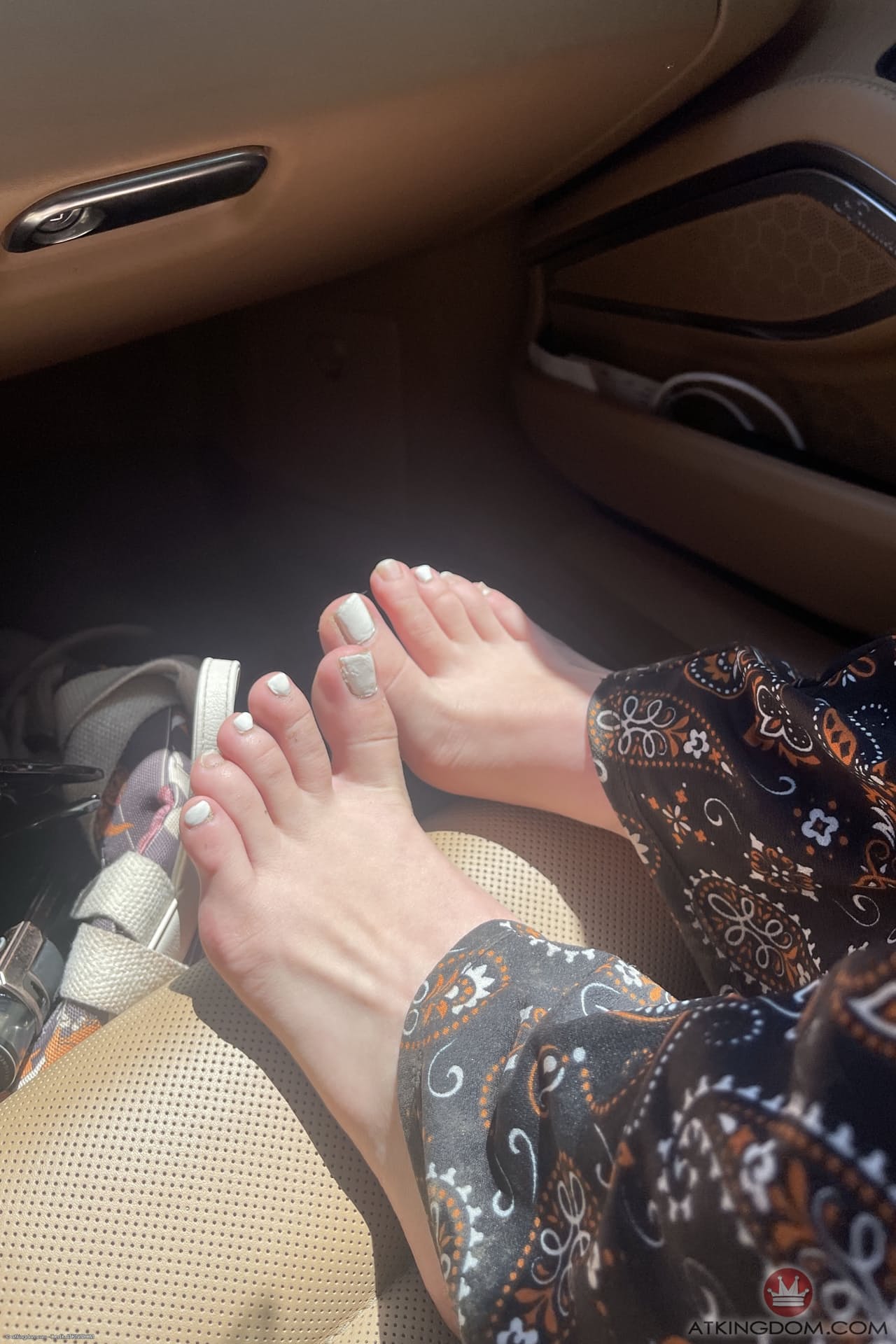 甜美少女业余爱好者罗莎琳-斯芬克斯近距离展示她的双脚和火热的小穴