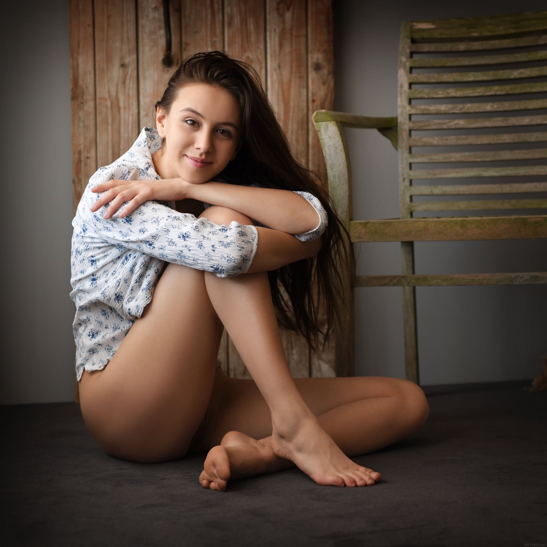 黑发少女 Alisa Amore 在椅子上展示她可爱的身材和火辣的体态