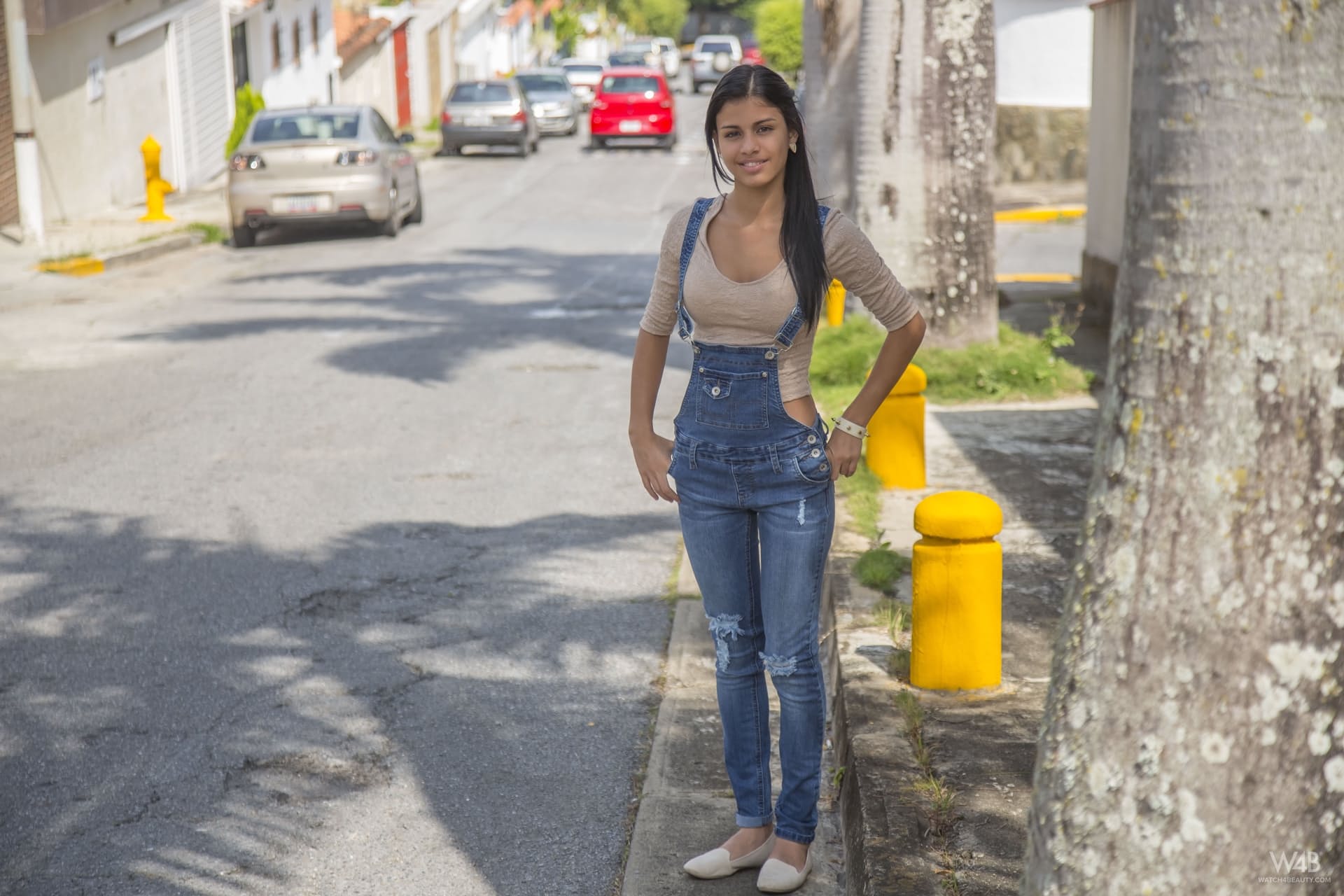 拉丁甜美少女 Denisse Gomez 穿着牛仔裤展示迷人身材