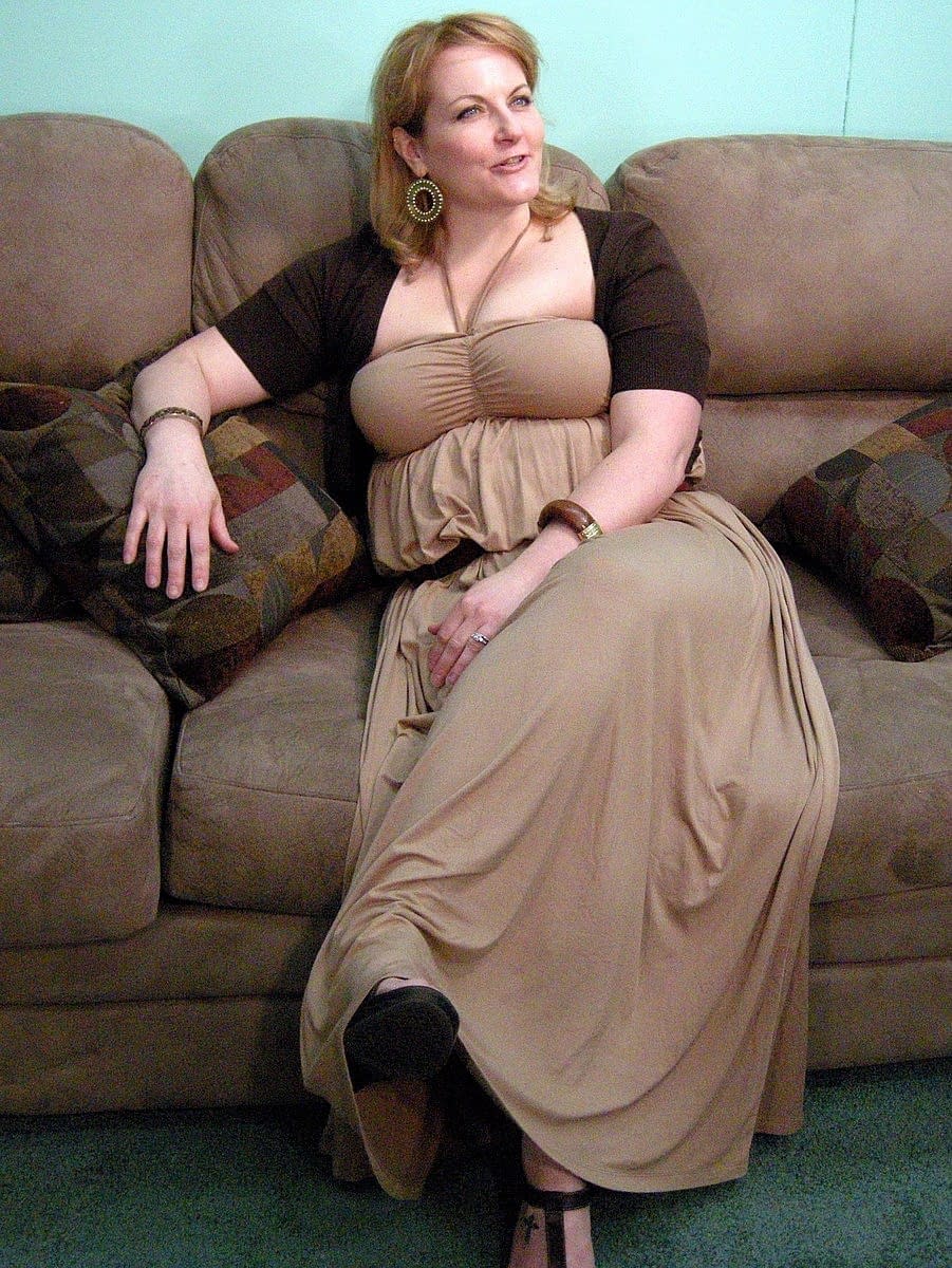 金发 MILF Rebecca 展示她丰满的裸体并张开阴部