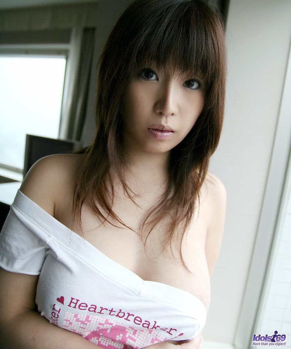 年轻的日本女孩Yuka在单独行动中暴露了她的大奶子
