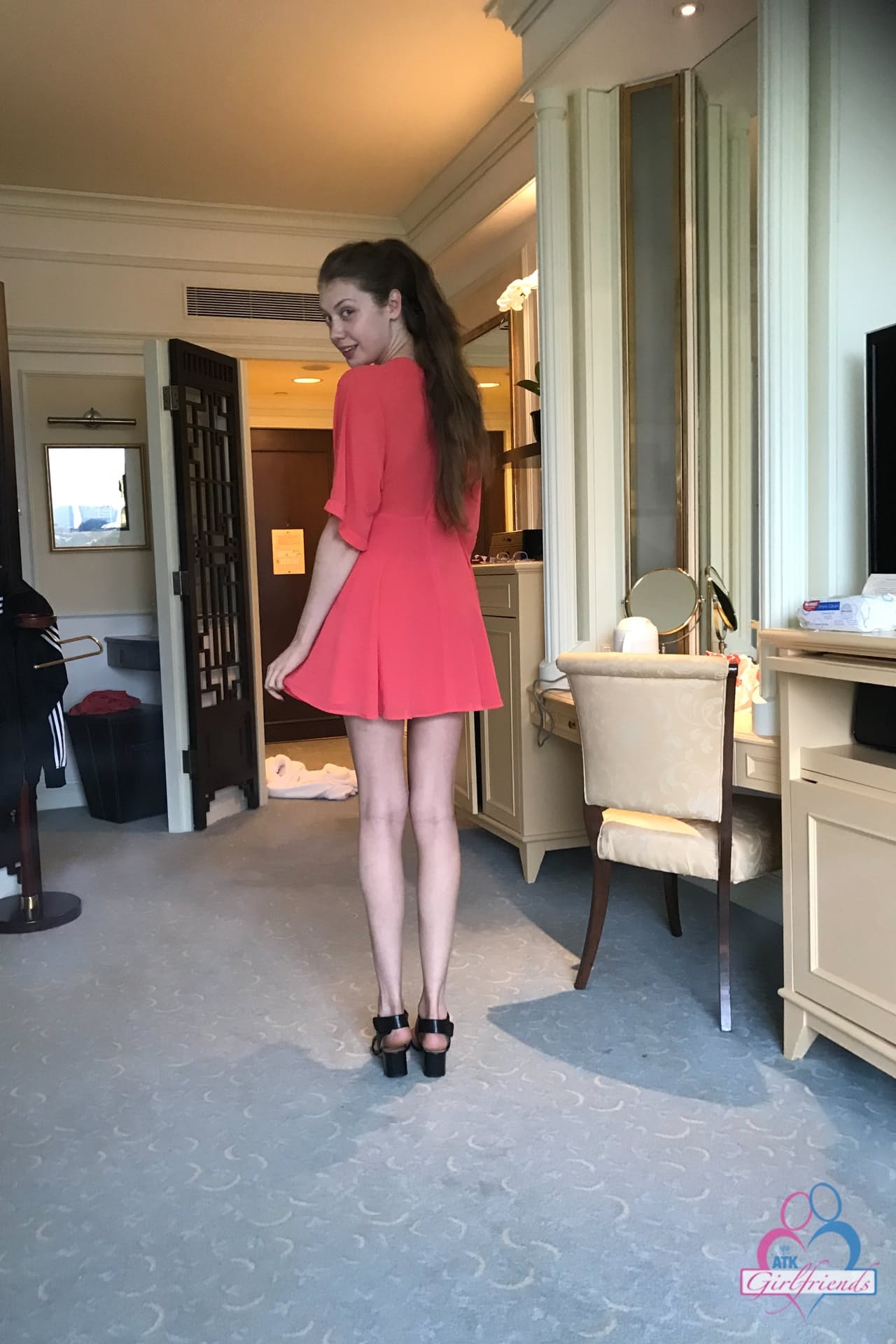 俄罗斯美女 Elena Koshka 在度假照片合集中展示她毛茸茸的阴户