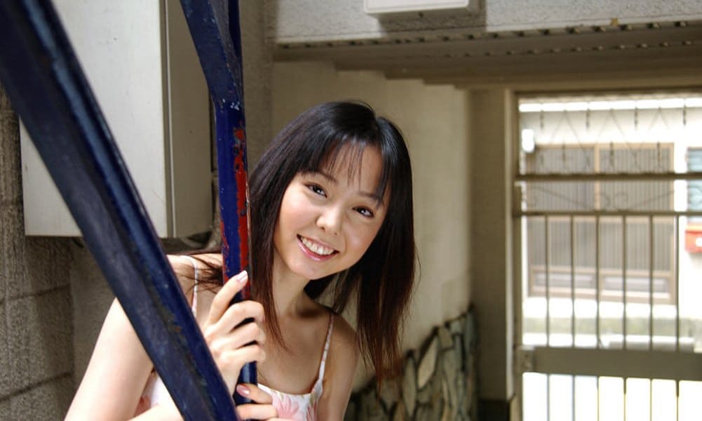 日本甜美少女 Yui Hasumi 微笑着展示毛茸茸的毛丛
