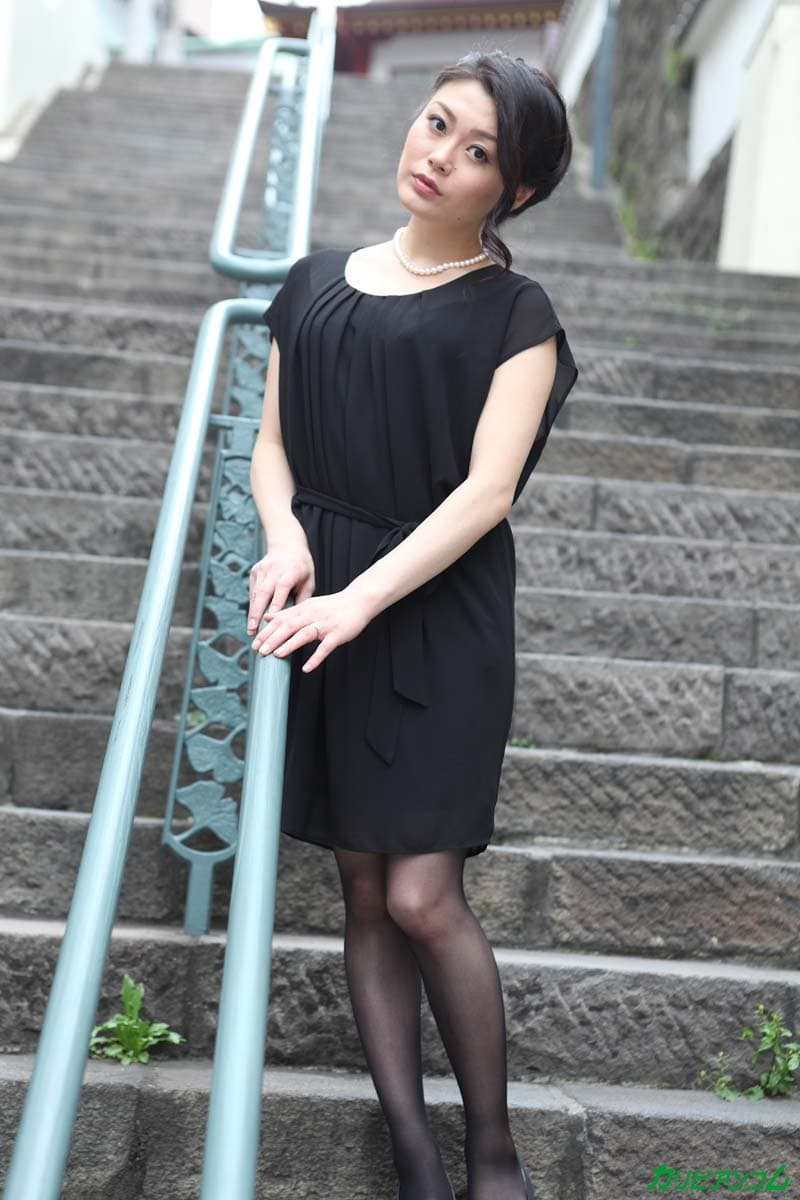 亚洲人妻中岛京子（Kyoko Nakajima）与邻居上床，毛茸茸的阴部被人蹂躏
